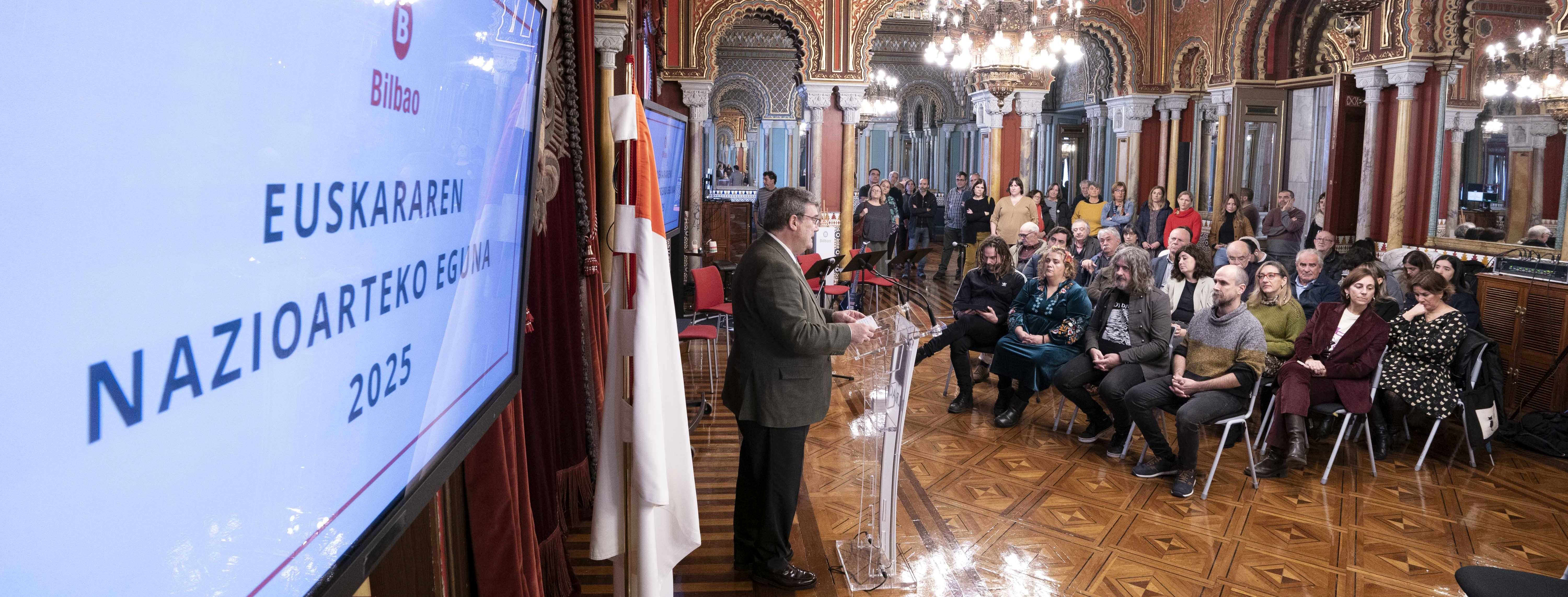 EUSKARAREN NAZIOARTEKO EGUNAREN OSPAKIZUNARI HASIERA EMAN DIO BILBOK ZEA MAYSEN OMENALDIAREKIN, BESTE EKIMEN BATZUEN ARTEAN